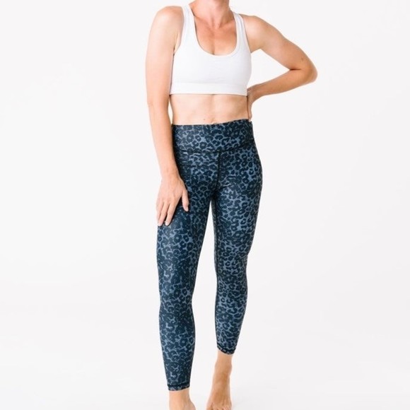 Zyia Blue Stone Leopard Print Light N Luxe Scrunch Butt Leggings Size 6-8 - Picture 1 of 9
